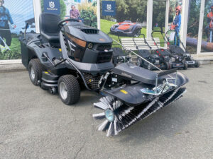 Black Edition BL 295/106 Twin H Rasentraktor by Efco inkl. Kehrmaschine TK520
