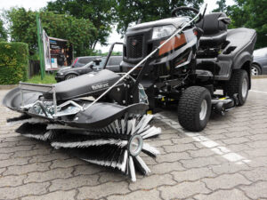 Black Edition 285/106 TWIN KH Rasentraktor mit Tielbürger Kehrmaschine TK 520