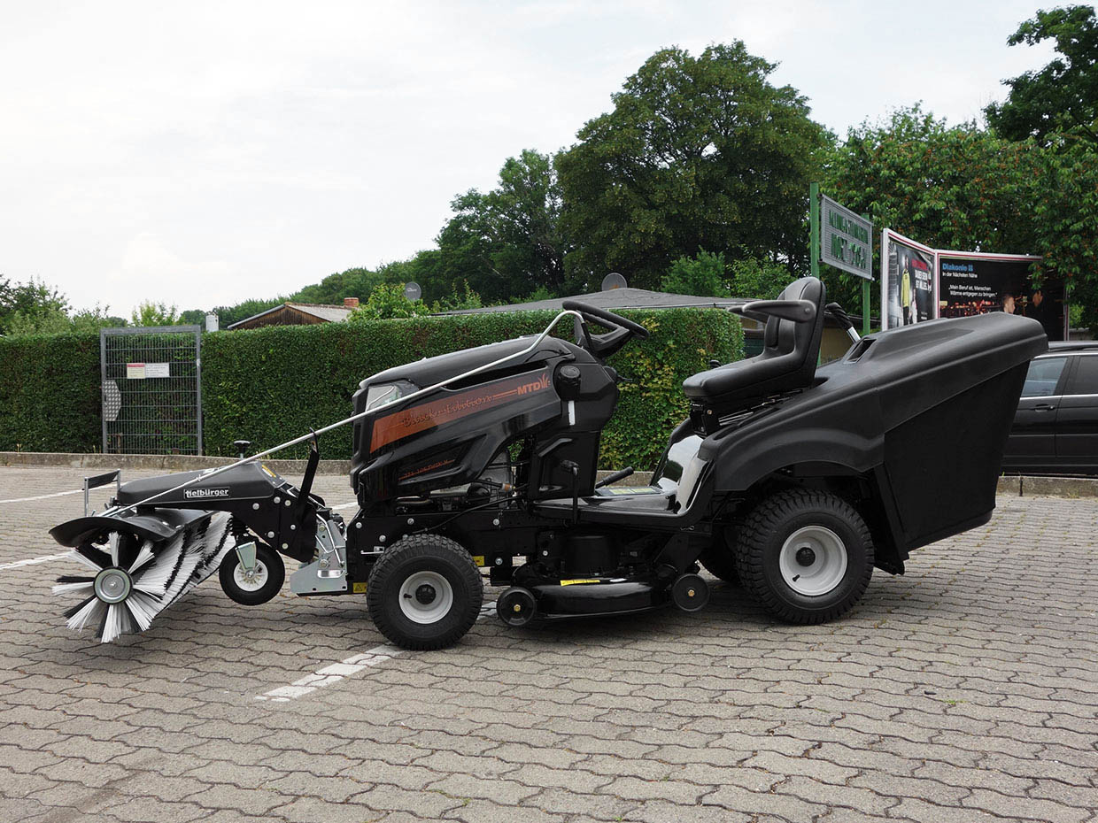 Black Edition 285/106 TWIN KH Rasentraktor mit Tielbürger Kehrmaschine TK 520