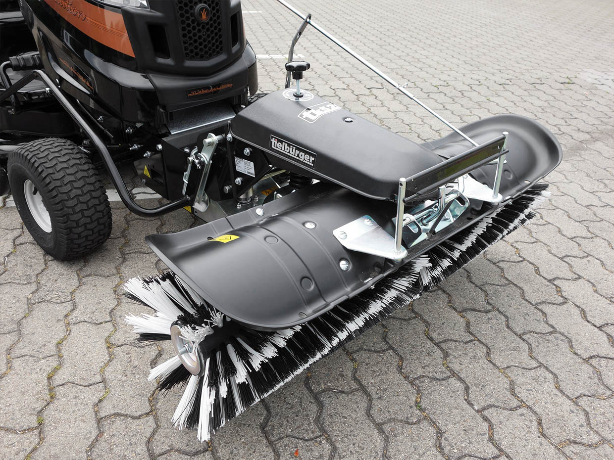 Black Edition 285/106 TWIN KH Rasentraktor mit Tielbürger Kehrmaschine TK 520