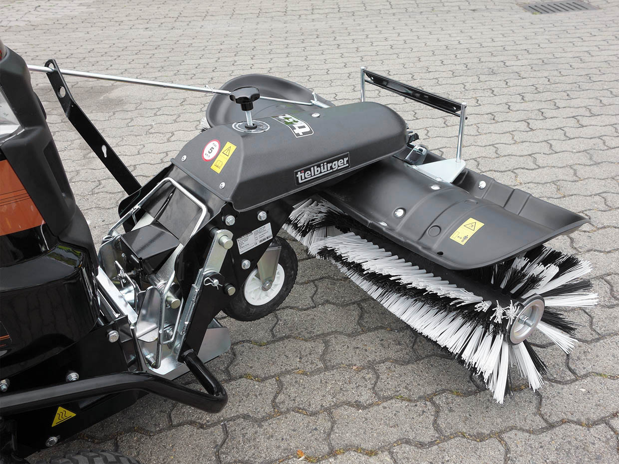 Black Edition 285/106 TWIN KH Rasentraktor mit Tielbürger Kehrmaschine TK 520