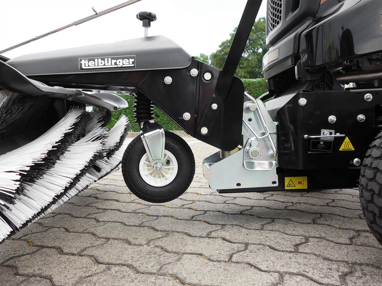 Black Edition 285/106 TWIN KH Rasentraktor mit Tielbürger Kehrmaschine TK 520