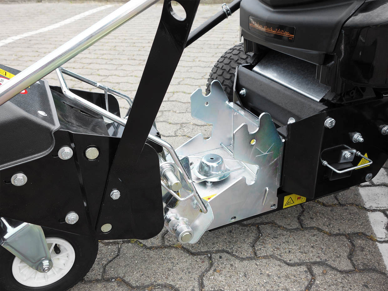 Black Edition 285/106 TWIN KH Rasentraktor mit Tielbürger Kehrmaschine TK 520