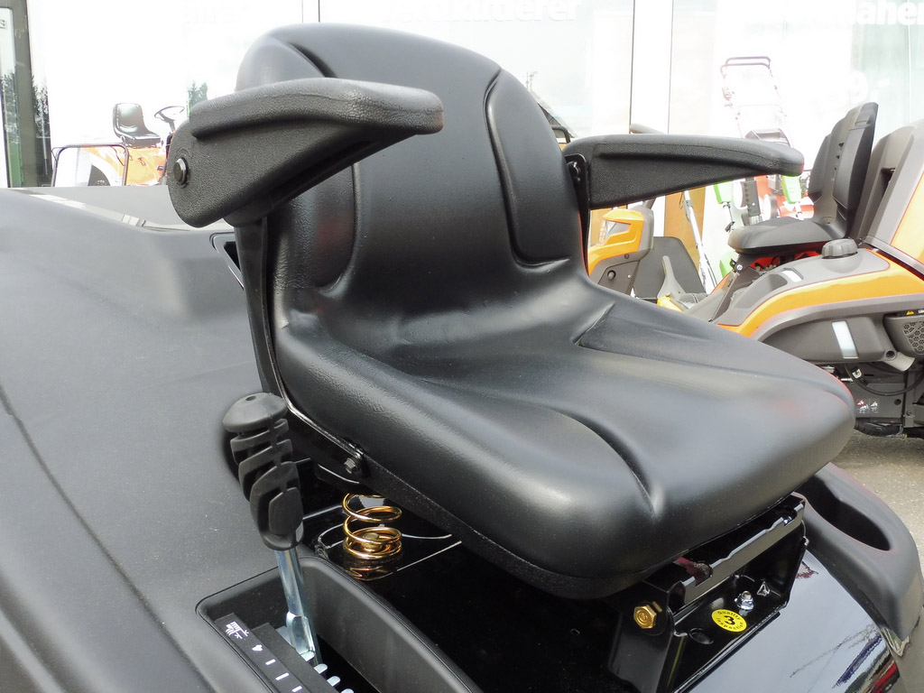 Black Edition 285/106 TWIN KH Rasentraktor mit Tielbürger Kehrmaschine TK 520