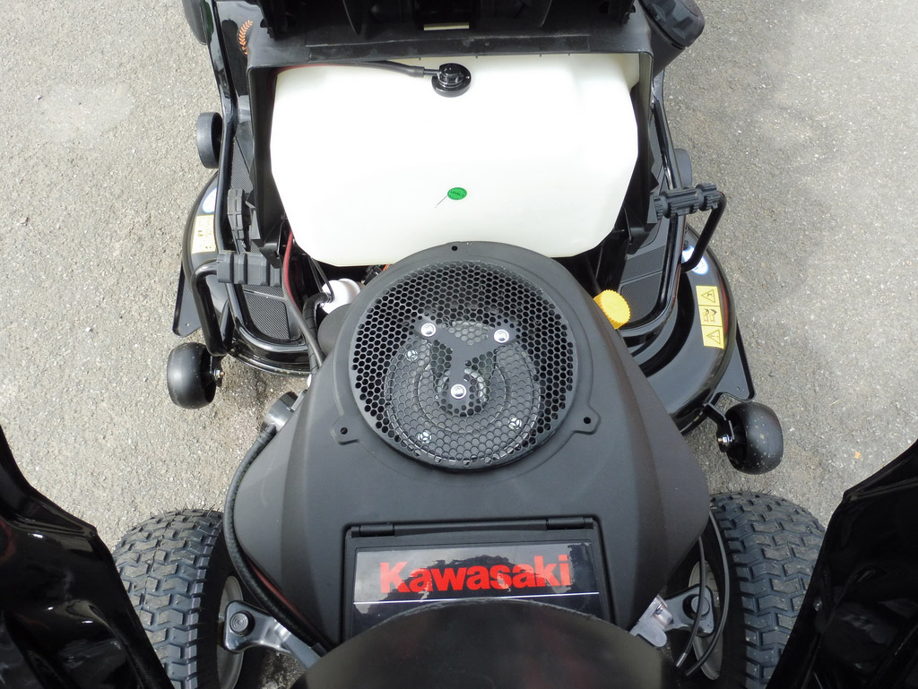 Black Edition 285/106 TWIN KH Rasentraktor mit Tielbürger Kehrmaschine TK 520