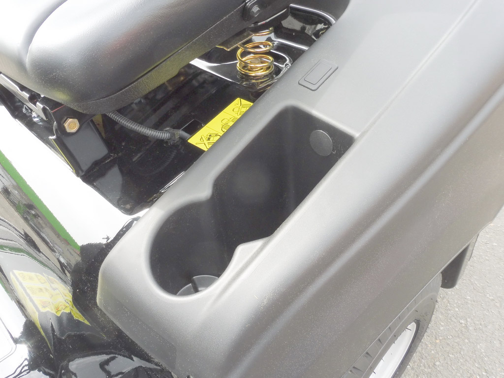 Black Edition 285/106 TWIN KH Rasentraktor mit Tielbürger Kehrmaschine TK 520