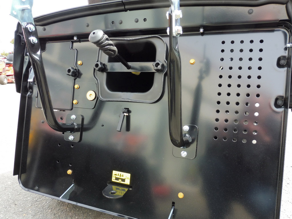 Black Edition 285/106 TWIN KH Rasentraktor mit Tielbürger Kehrmaschine TK 520