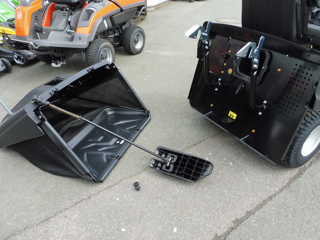 Black Edition 285/106 TWIN KH Rasentraktor mit Tielbürger Kehrmaschine TK 520