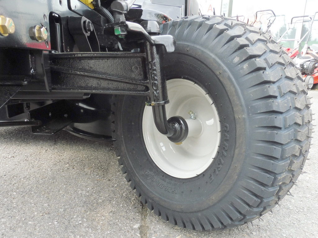 Black Edition 285/106 TWIN KH Rasentraktor mit Tielbürger Kehrmaschine TK 520