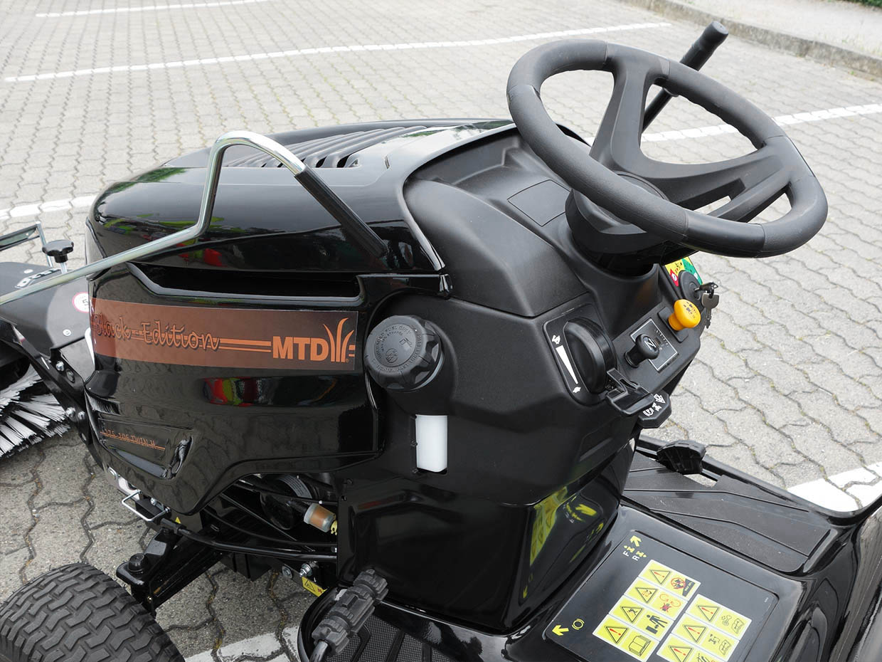 Black Edition 285/106 TWIN KH Rasentraktor mit Tielbürger Kehrmaschine TK 520